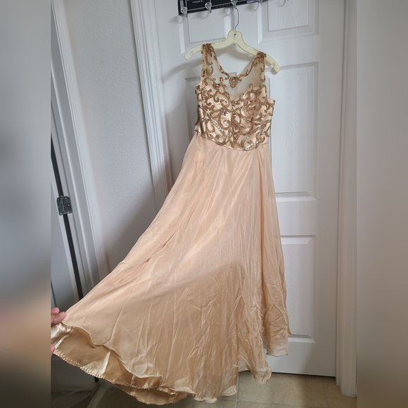 Fabuluxe. Couture Dress - Picture 2 of 7